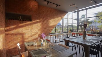 Breakfast and lunch served, international cuisine