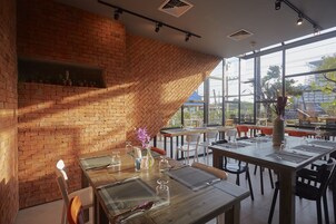 Breakfast and lunch served, international cuisine