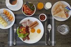 Se ofrece un desayuno bufé todos los días (por un coste adicional)