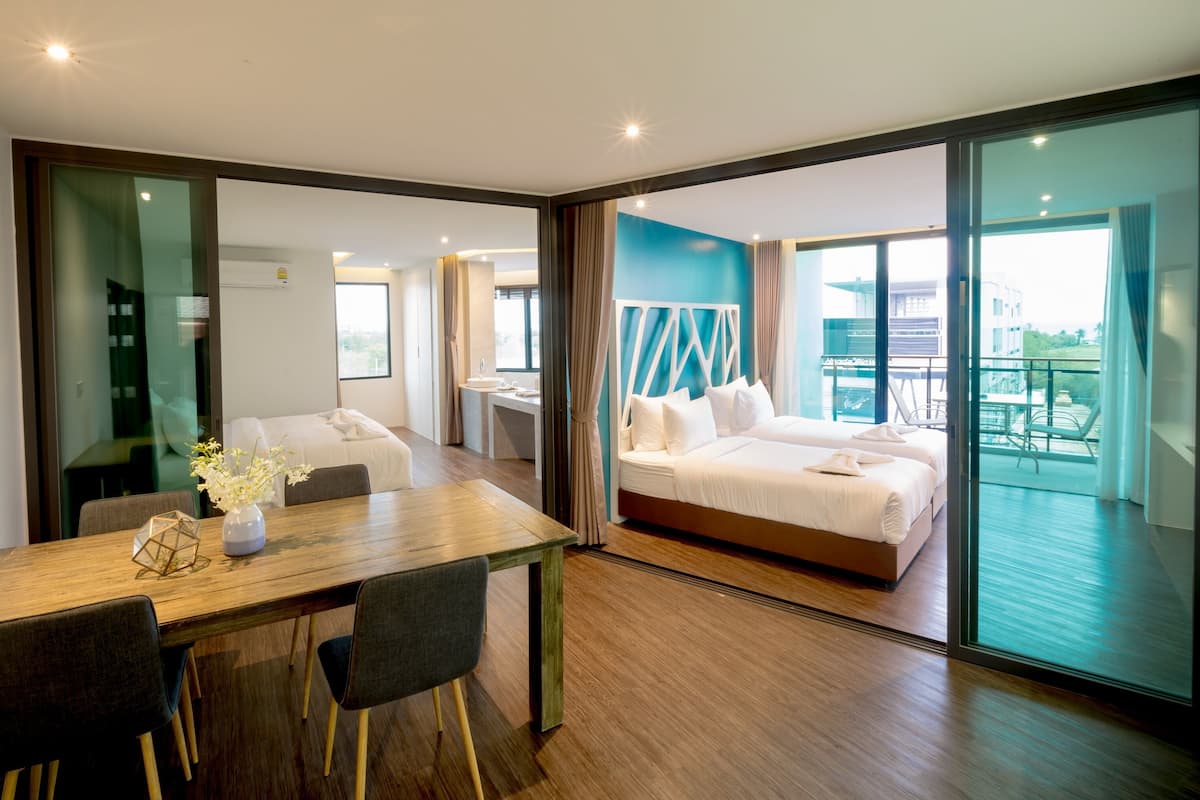 Two Bedrooms 1 King and 2 Single Beds - Transfer from Hua Hin Airport | Minibar, két bảo mật tại phòng, màn/rèm cản sáng 