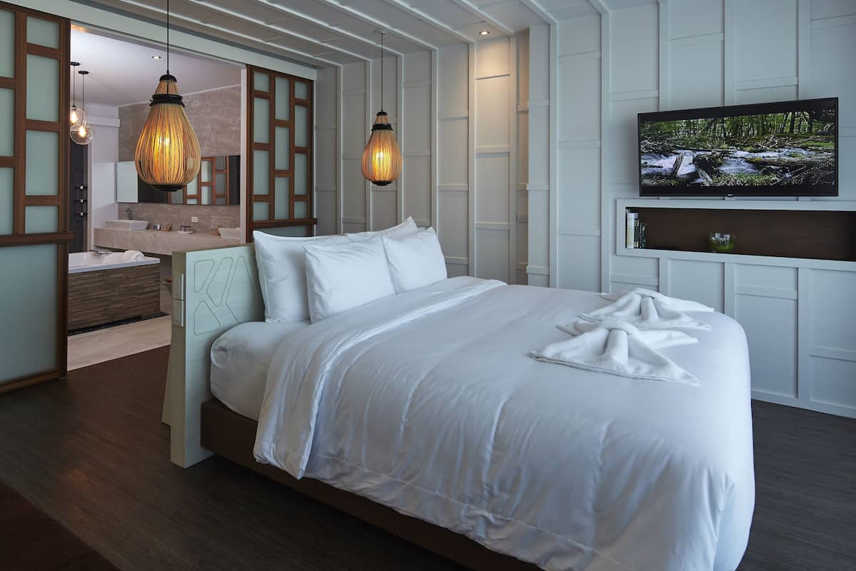 Jacuzzi Deluxe Room - Transfer from Hua Hin Airport | Minibar, két bảo mật tại phòng, màn/rèm cản sáng 