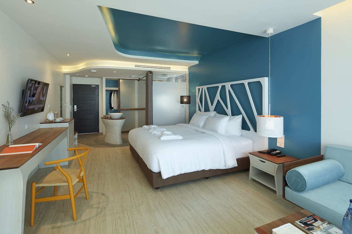 Superior Room - Transfer from Hua Hin Airport | Minibar, két bảo mật tại phòng, màn/rèm cản sáng 