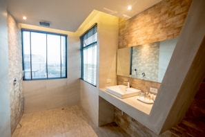 Two Bedrooms 1 King and 2 Single Beds - Transfer from Hua Hin Airport | Badezimmer | Dusche, kostenlose Toilettenartikel, Haartrockner, Bademäntel