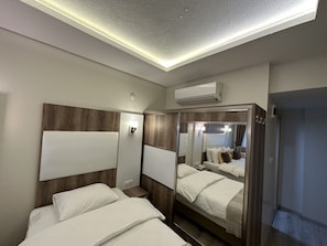 Familien-Dreibettzimmer, Mehrere Betten, Nichtraucher, Stadtblick | Hochwertige Bettwaren, Minibar, Schreibtisch, Verdunkelungsvorhänge