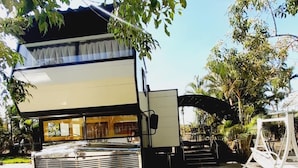 A mobile home with a two-story layout, a front porch, and a covered outdoor area. - Artisan B&B (Toucheng)