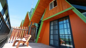 A modern building with a wooden facade and large windows. - Artisan B&B (Toucheng)