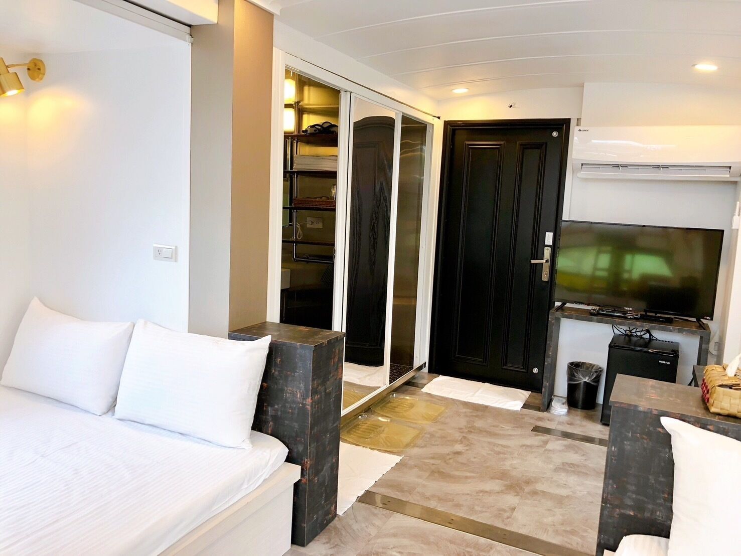 Signature dubbelrum | Vardagsrum | 42-tums platt-tv med kabelkanaler och tv