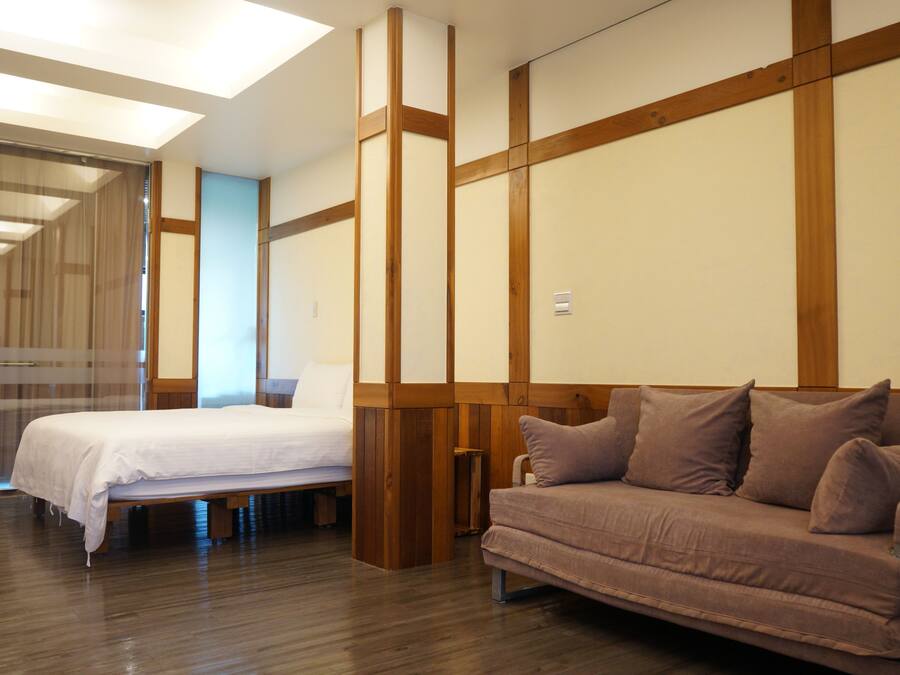 Dobbeltrom – comfort, fjellutsikt | Oppholdsområde | En 42-tommers Flatskjerm-TV med kabel-kanaler samt TV