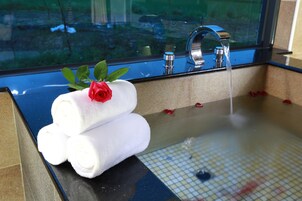 Comfort Double Room, Mountain View | Deep soaking bathtub