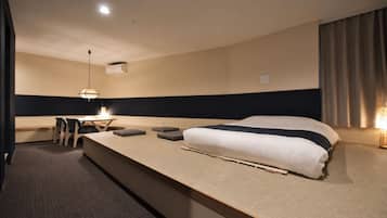 Una habitación de hotel con una cama, un escritorio y una silla.