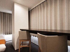A hotel room with a bed, a desk, and two chairs. - Randor Residence Tokyo Suites (Tokyo)