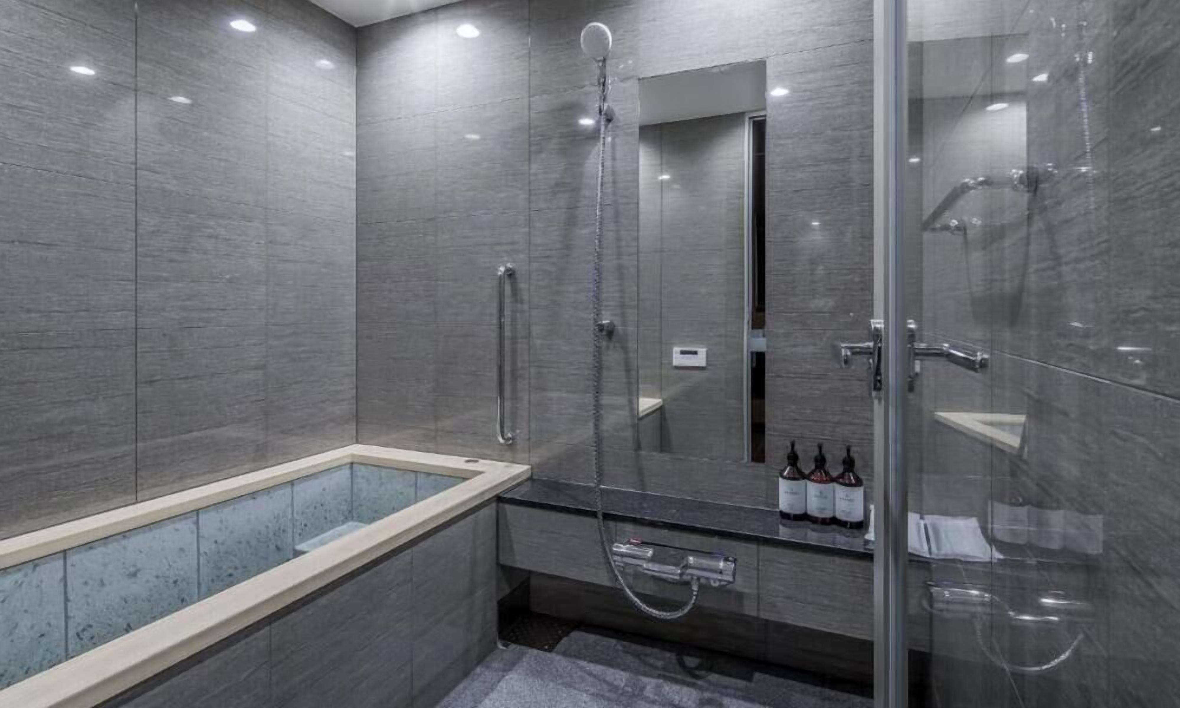 Luxury-Studiosuite, Mehrere Betten, Nichtraucher, Kühlschrank und Mikrowelle | Badezimmer | Duschwanne, kostenlose Toilettenartikel, Haartrockner, Hausschuhe