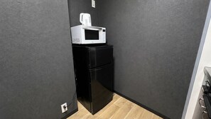 A compact kitchenette with a microwave and a small refrigerator. - Randor Residence Tokyo Suites (Tokyo)