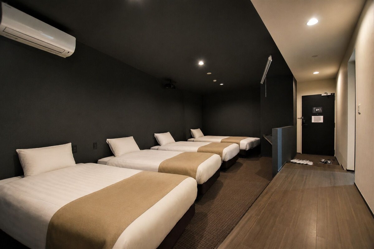 Executive Studio Suite, Multiple Beds, Non Smoking, Hot Tub | Soundproofing, WiFi (free), individually decorated