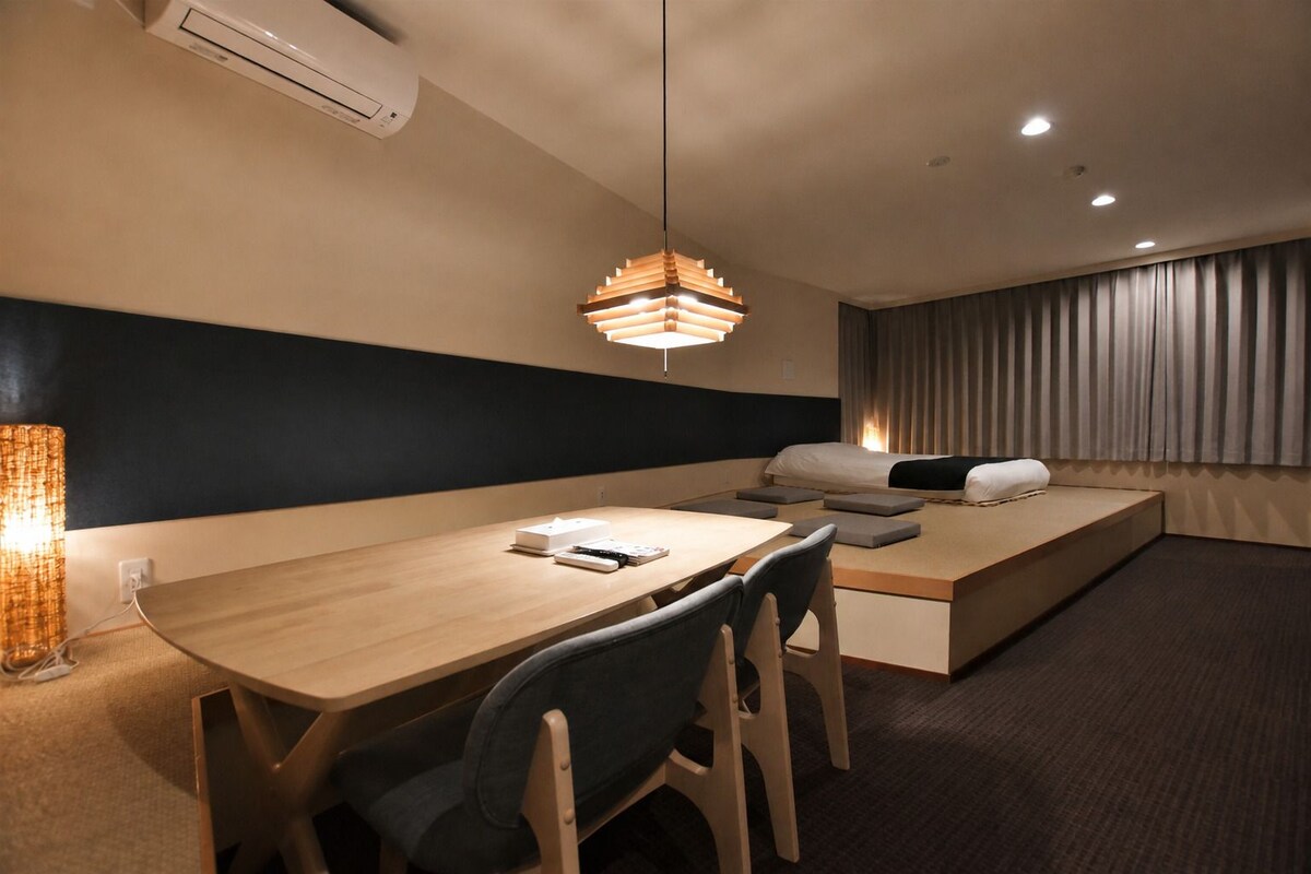 Luxury Studio Suite, Multiple Beds, Non Smoking, Refrigerator & Microwave | Soundproofing, WiFi (free), individually decorated