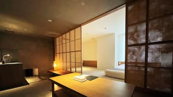 Premium Studio Suite, Multiple Beds, Non Smoking, Hot Tub | Living area | Flat-screen TV