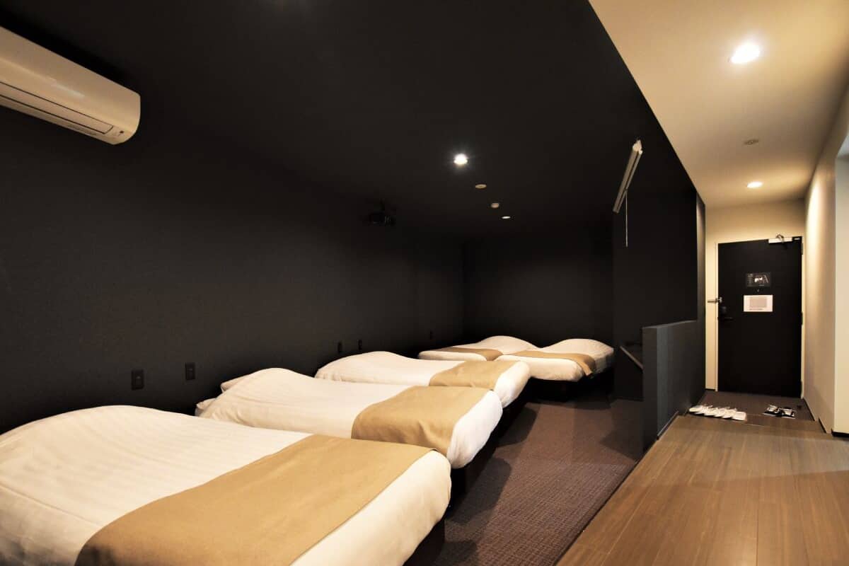 Executive Studio Suite, Multiple Beds, Non Smoking, Hot Tub | Individually decorated, individually furnished, soundproofing, free WiFi