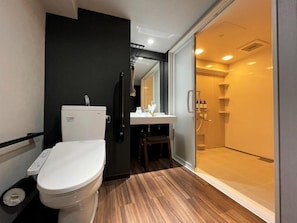 Exclusive Suite, Multiple Bedrooms, Accessible | Bathroom | Combined shower/tub, free toiletries, hair dryer, slippers