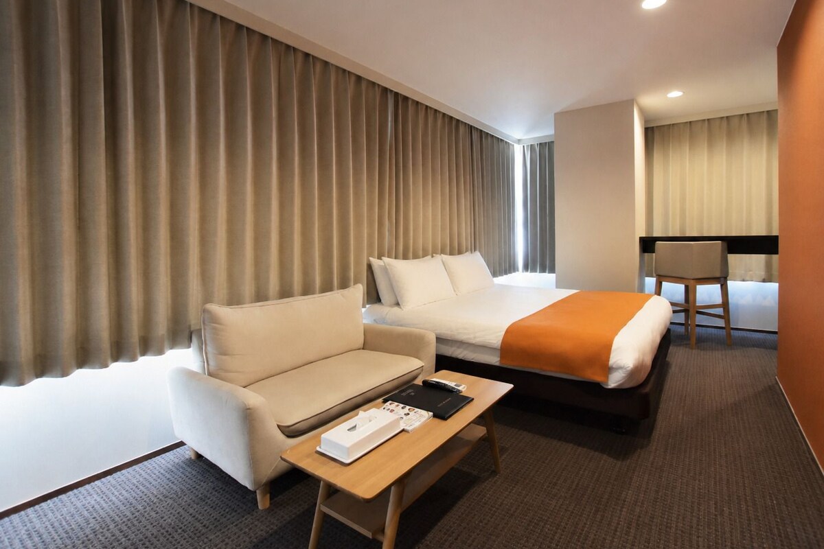 Romantic Studio Suite, 1 Queen Bed, Non Smoking, Hot Tub | Soundproofing, WiFi (free), individually decorated