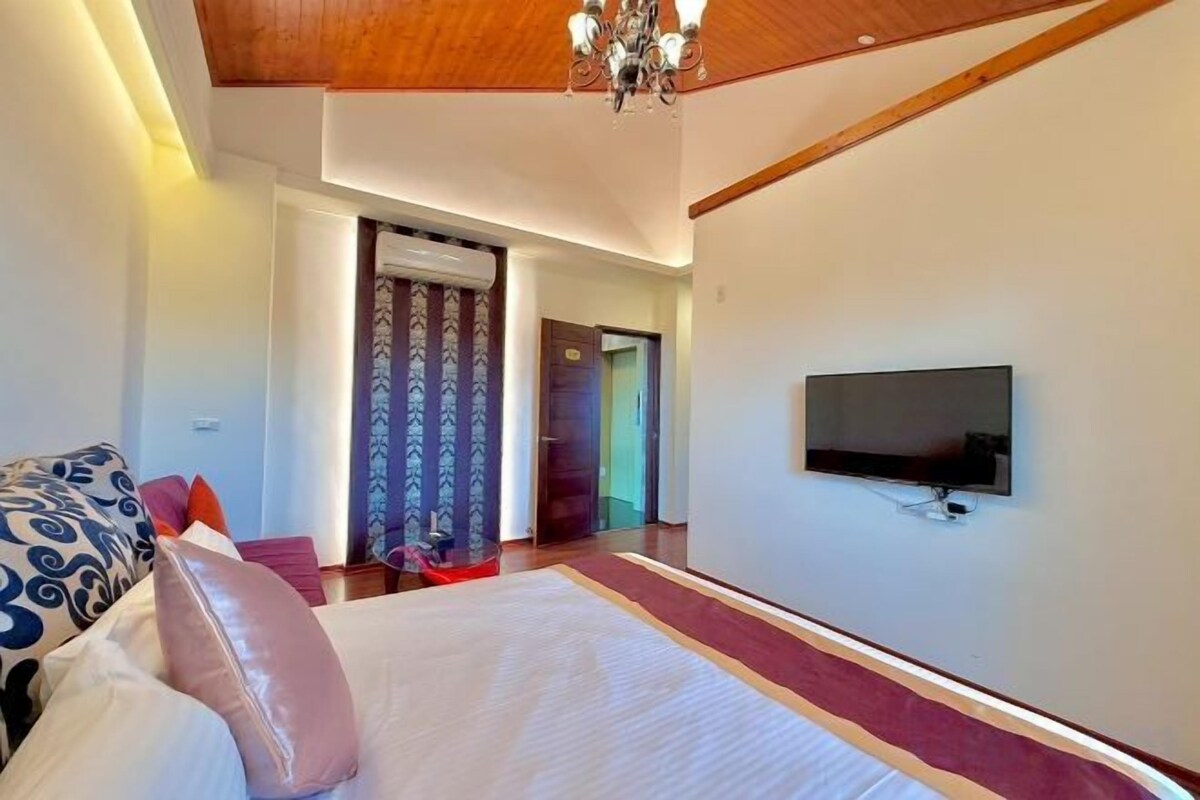 Premium bedding, down comforters, minibar, blackout drapes