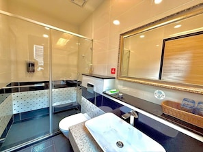 Quarto quádruplo família | Banheiro | Secador de cabelo, chinelos, toalhas de banho, sabonete