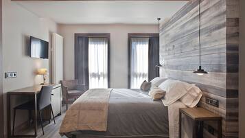 Standaard tweepersoonskamer | Luxe beddengoed, donsdekens, een kluis op de kamer, een bureau