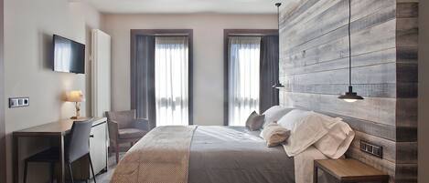 Habitació doble estàndard | Roba de llit d'alta qualitat, cobrellits i caixa forta a l'habitació