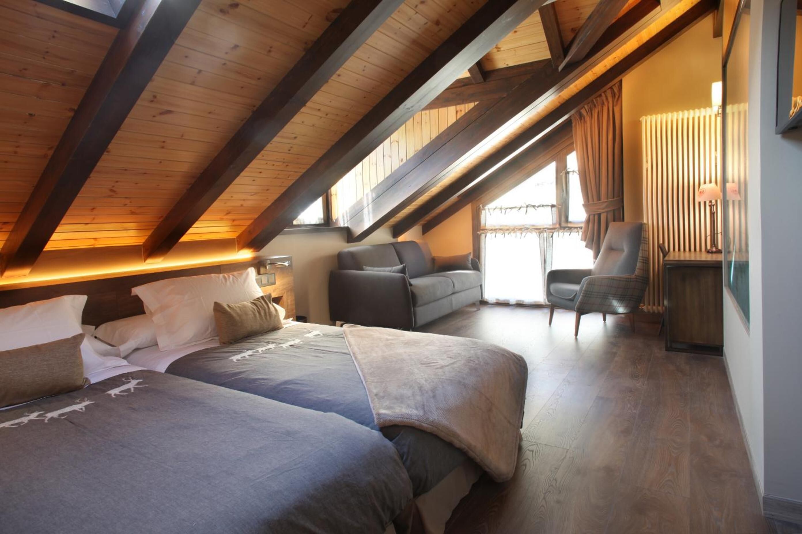 premium bedding, down duvets, in-room safe, desk