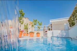 Outdoor pool, pool umbrellas - Halo Boutique Hotel (Seville)