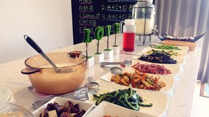 Una mesa de buffet con diversos platos y un tazón grande.