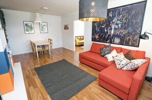 Escritorio, espacio para trabajar con laptop y cortinas blackout 