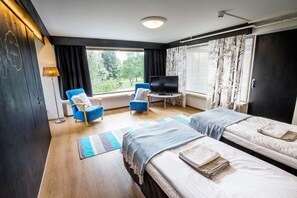 Escritorio, espacio para trabajar con laptop y cortinas blackout 