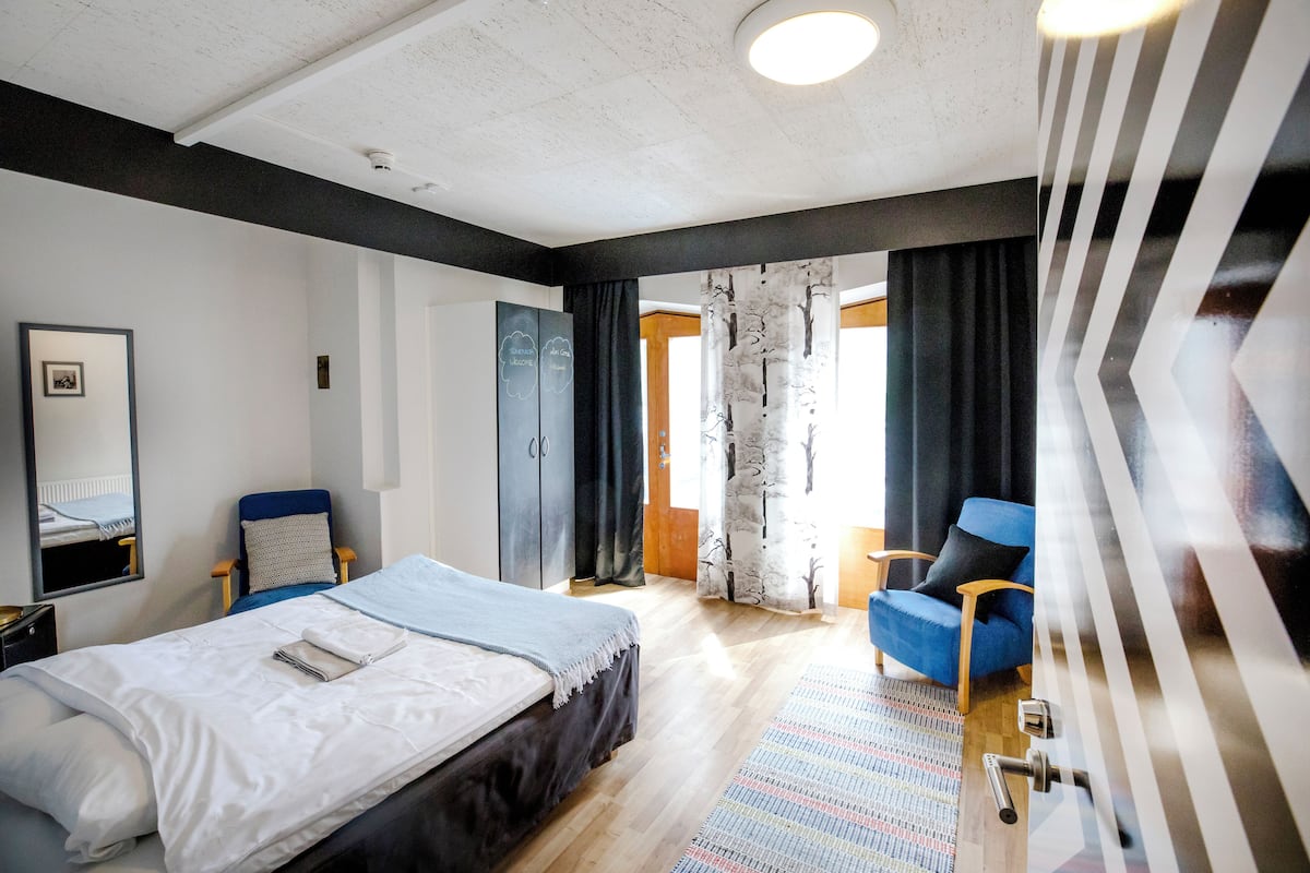 Habitación doble económica | 1 habitación, escritorio y espacio para trabajar con laptop