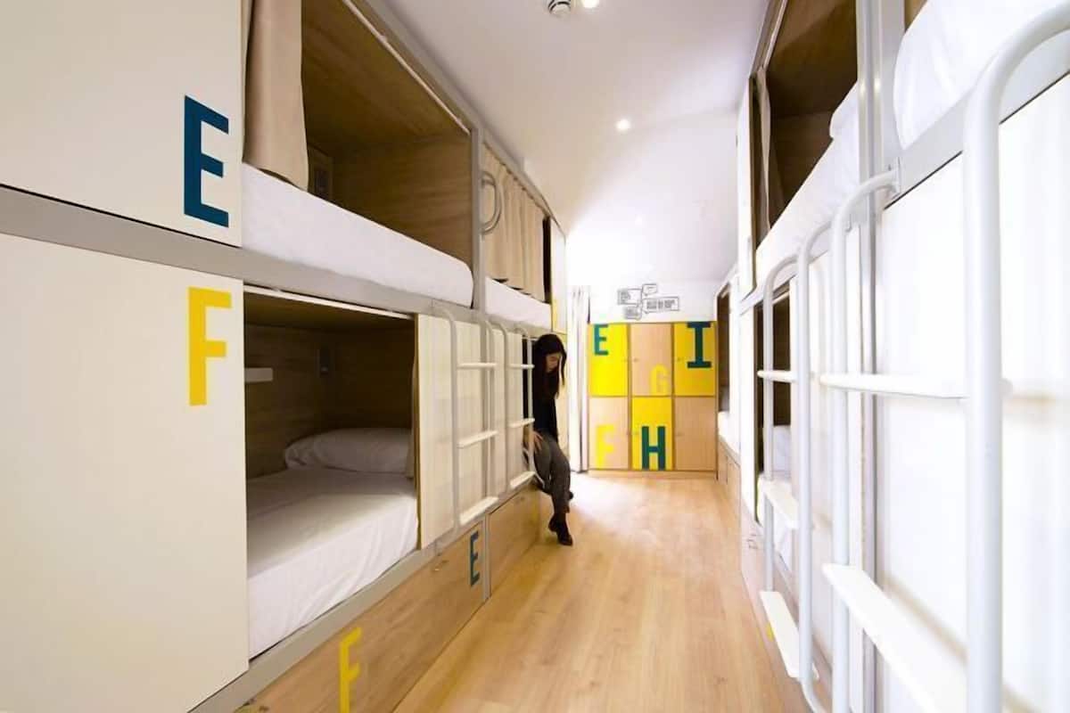 Cobrellits, planxa i posts de planxar, wifi gratuïta i roba de llit