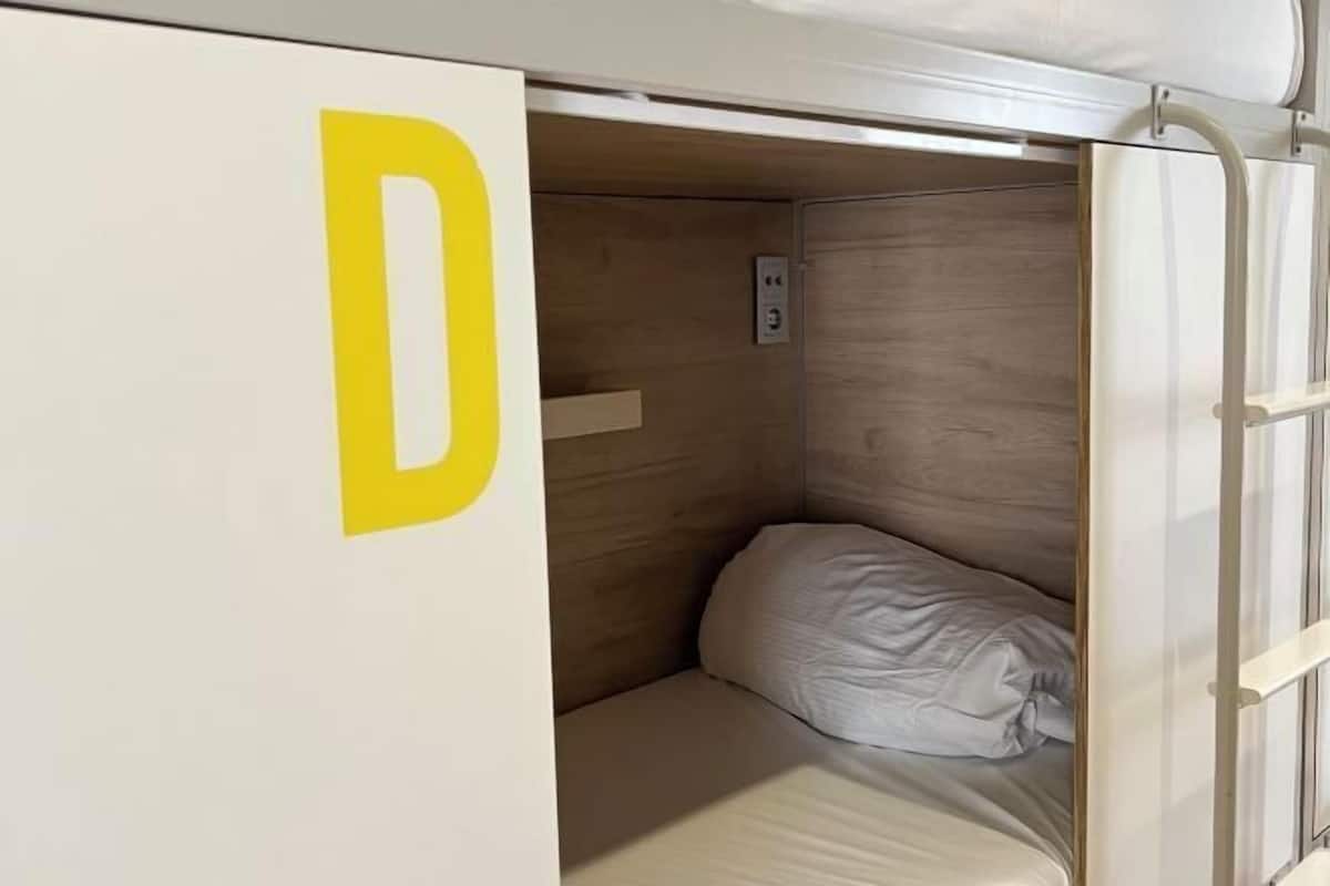 Cobrellits, planxa i posts de planxar, wifi gratuïta i roba de llit