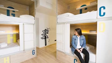 Dormitori compartit, dormitori mixt, bany compartit (1 bed in a 8-Bed Dormitory Room) | Cobrellits, planxa i posts de planxar, wifi gratuïta i roba de llit