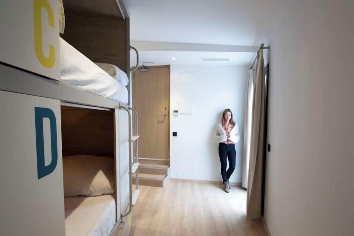 Cobrellits, planxa i posts de planxar, wifi gratuïta i roba de llit