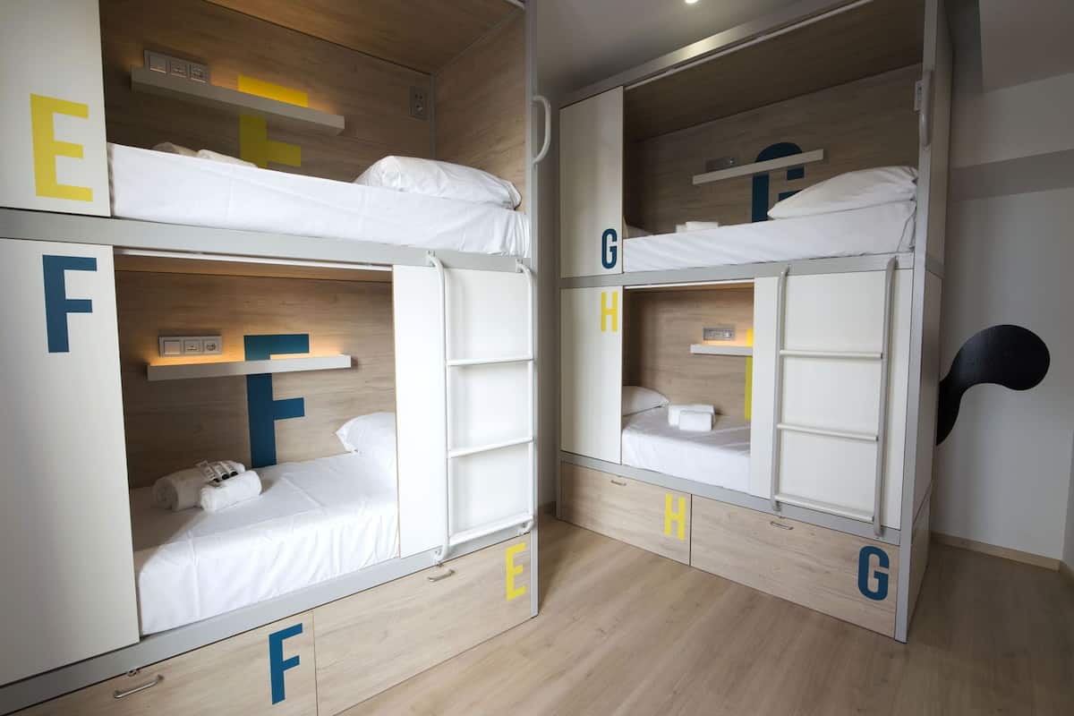 Habitación Privada 8 Personas, 4 Literas | Down duvets, iron/ironing board, free WiFi, bed sheets