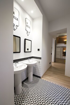Family Room | Bathroom - U-Sense For You Hostel Sevilla (Seville)