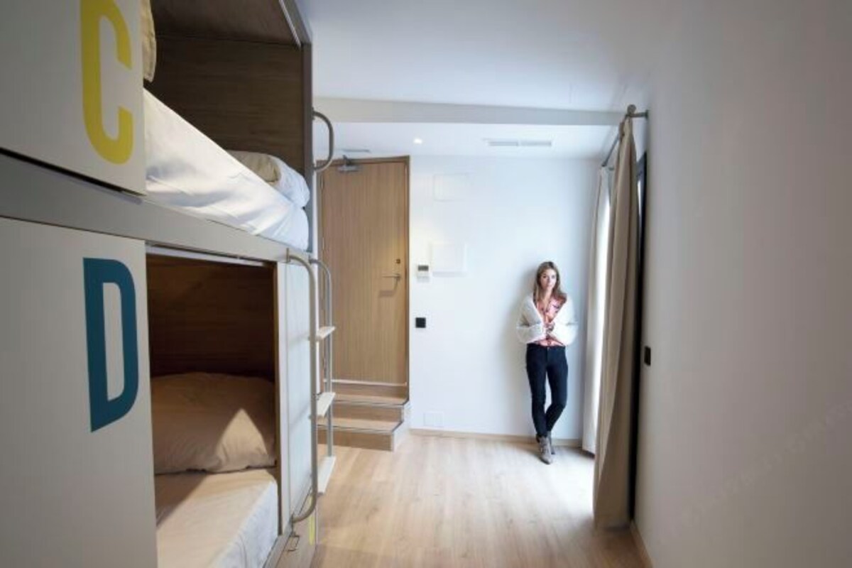 Habitación tipo dormitorio con literas identificadas con las letras 'C' y 'D'.