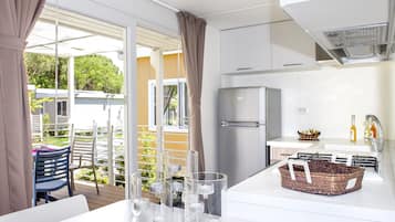 Design bungaló | Privát konyha | Nagyméretű hűtő/fagyasztó, mikrohullámú sütő (kérésre) és főzőlap