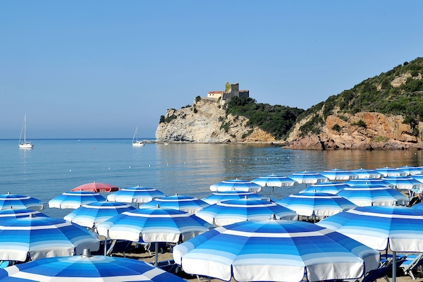 In Strandnähe, Liegestühle, Sonnenschirme, Volleyball