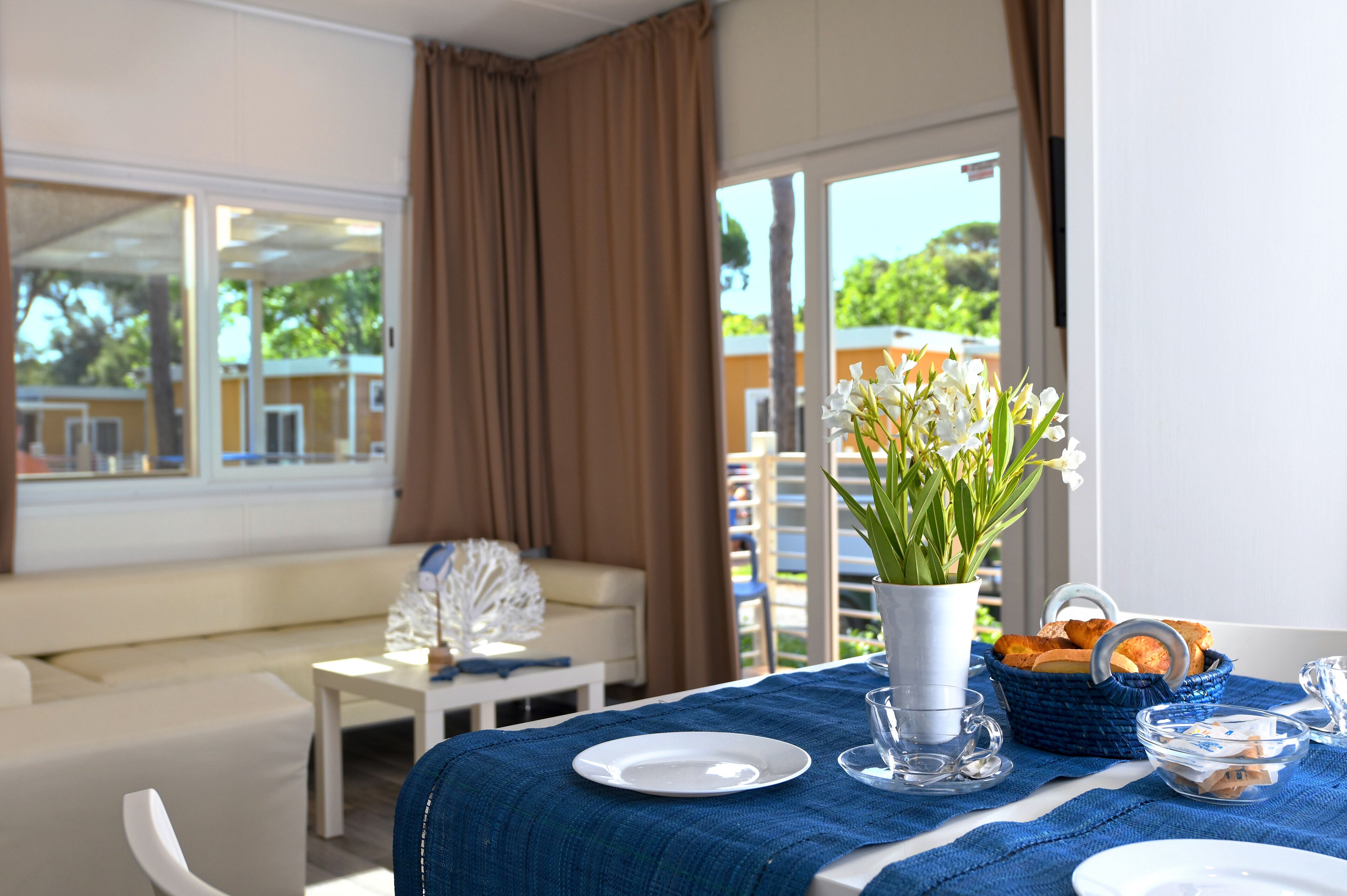 Flatskjerm-TV og bordtennis