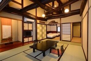 Traditionellt rum (Old Japanese House Style) | Värdeförvaringsskåp på rummet, skrivbord och gratis wi-fi