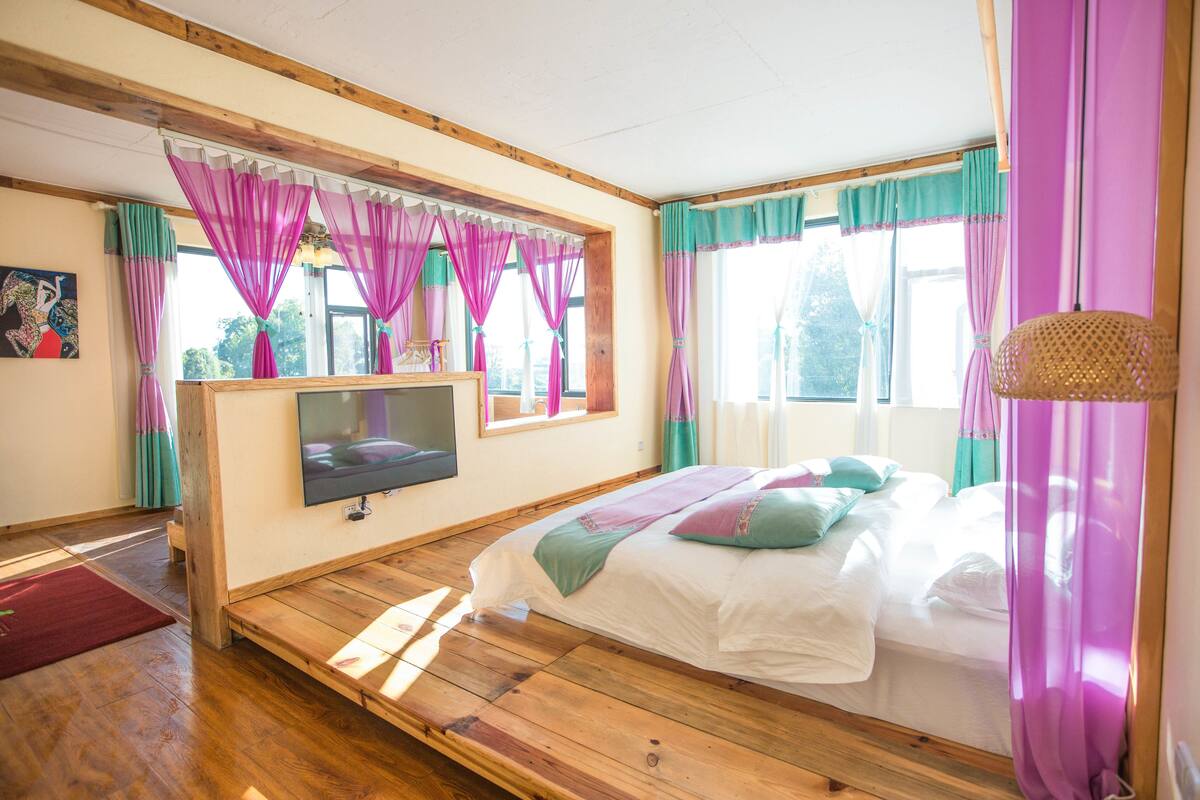 Desk, blackout curtains, free WiFi