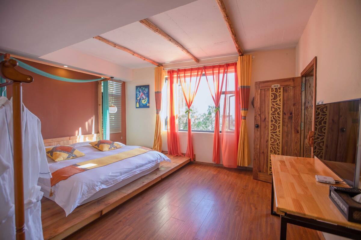 Desk, blackout curtains, free WiFi