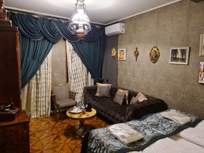 Standard Double or Twin Room, Bathtub, Courtyard View | Premium bedding, Tempur-Pedic beds, in-room safe, individually decorated - Piano Borracho (Tbilisi)