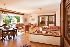 Área de estar no saguão