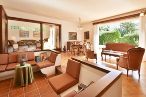 Área de estar no saguão