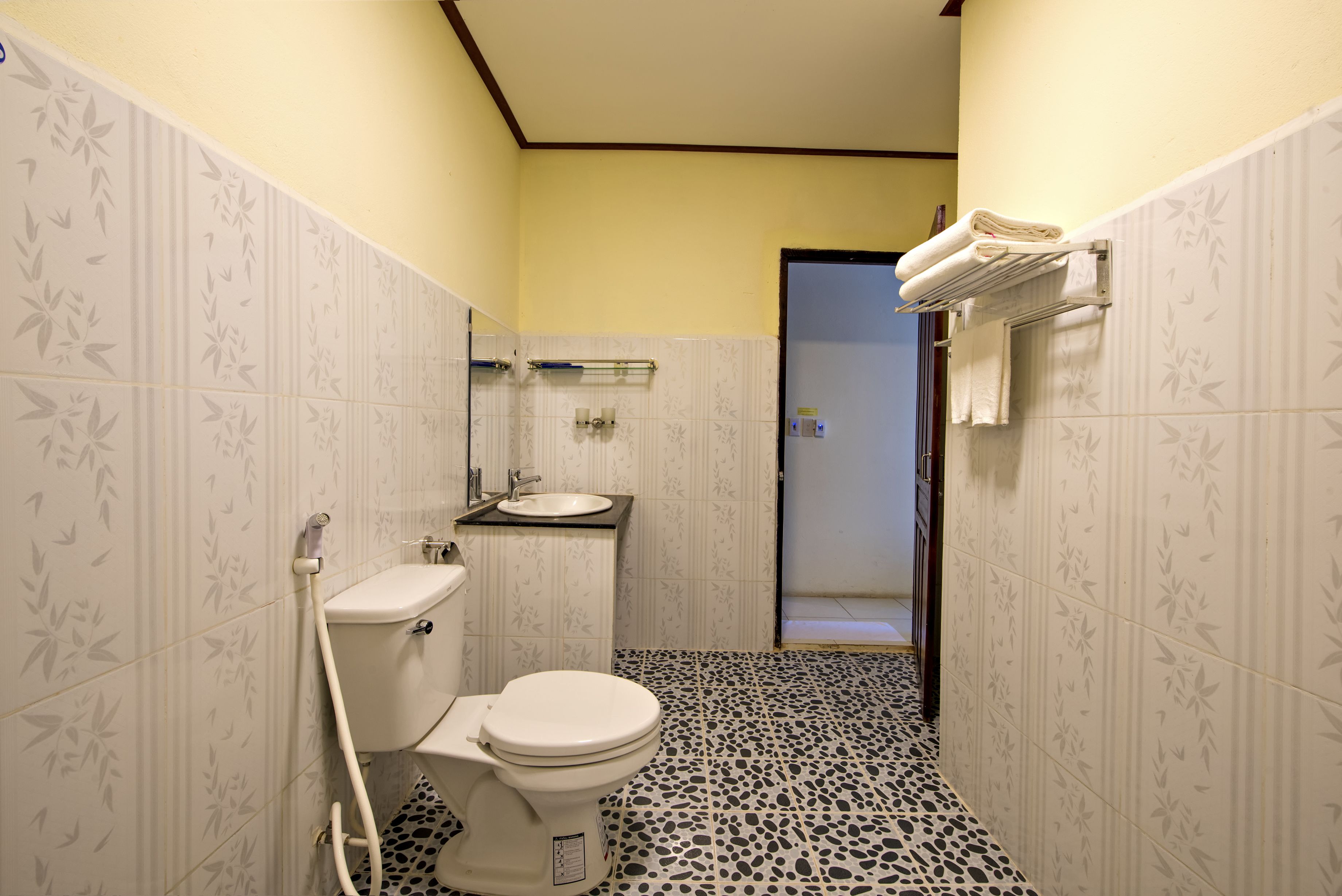 Un baño pequeño con inodoro, lavabo y ducha.